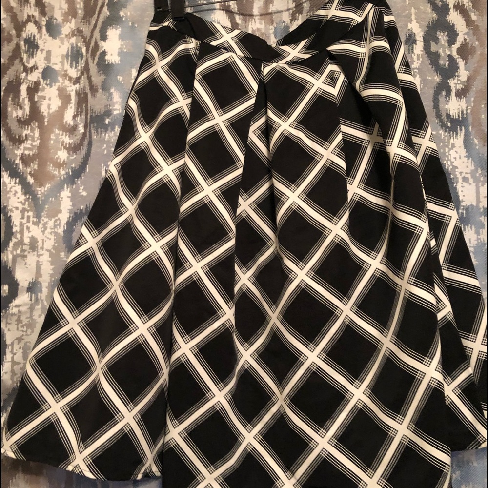 Express skirt black and white